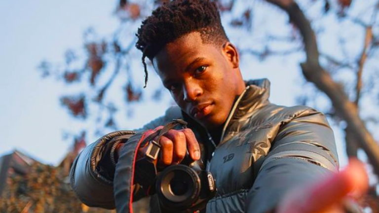 Guivenson tras el visor: La historia del haitiano que se tomó TikTok convirtiendo a desconocidos en modelos