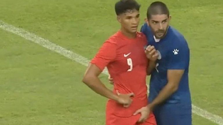 ¡Jugador filipino le agarró el miembro a delantero rival! La imagen se viralizó rápidamente