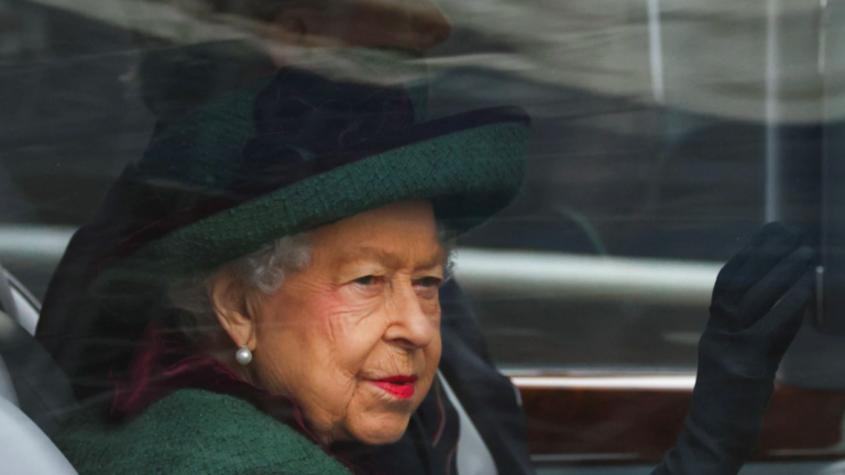 Tras meses alejada del público: Reina Isabel II aparece en homenaje a su difunto esposo