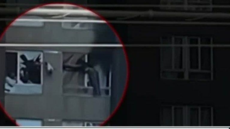 Impactante registro de rescate en incendio: Madre le pasó su bebé por la ventana a vecino