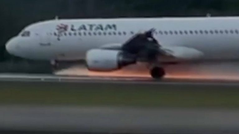 Momentos de terror: Pasajeros captaron cómo se vivió el aterrizaje de emergencia de avión en Colombia