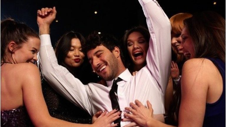 ¿Por qué me siguen las mujeres? Hombre denunció que lo quieren matar por tener suerte en las conquistas