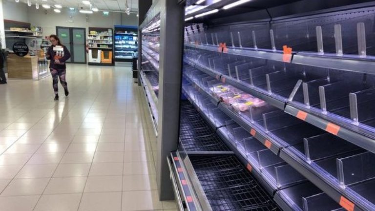 Largas filas por alimentos: Ucrania comienza a tener problemas de desabastecimiento