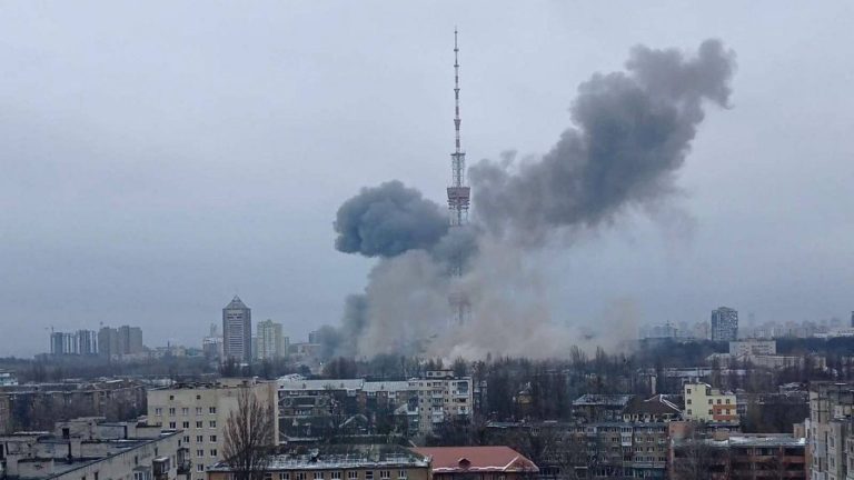 Cortaron la transmisión: Bombardearon principal antena de televisión en Kiev