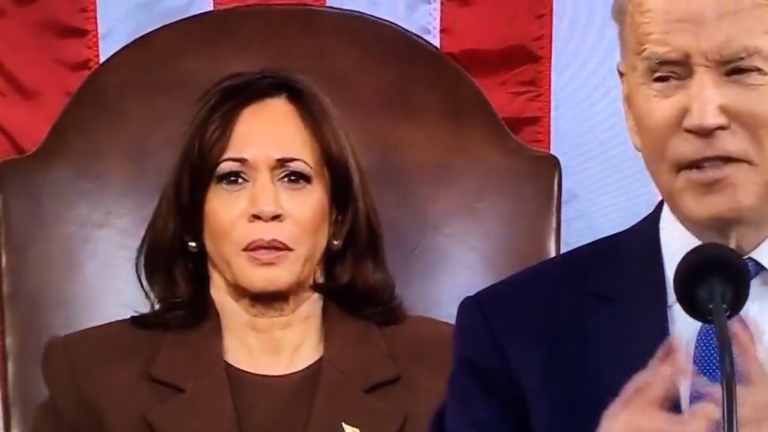 El comentado gesto de Kamala Harris en pleno discurso de Joe Biden: Error del mandatario no pasó desapercibido