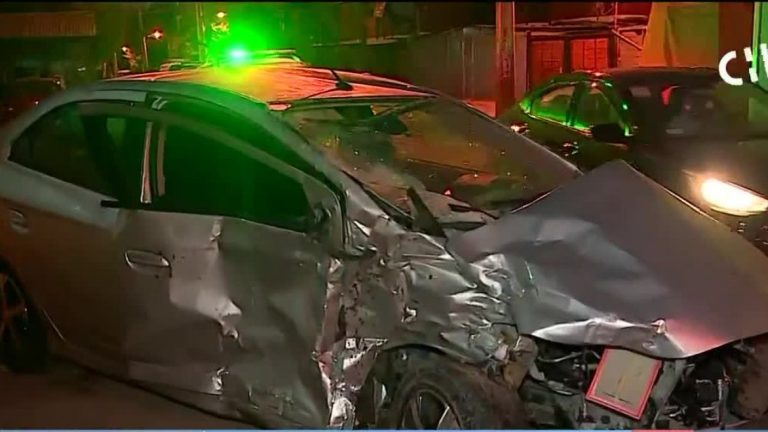 Impactante accidente: Robaron el interior de una camioneta que chocó un local comercial