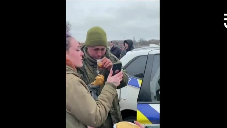Un soldado ruso lloró tras rendirse: los ucranianos lo alimentaron y le permitieron hablar con su madre