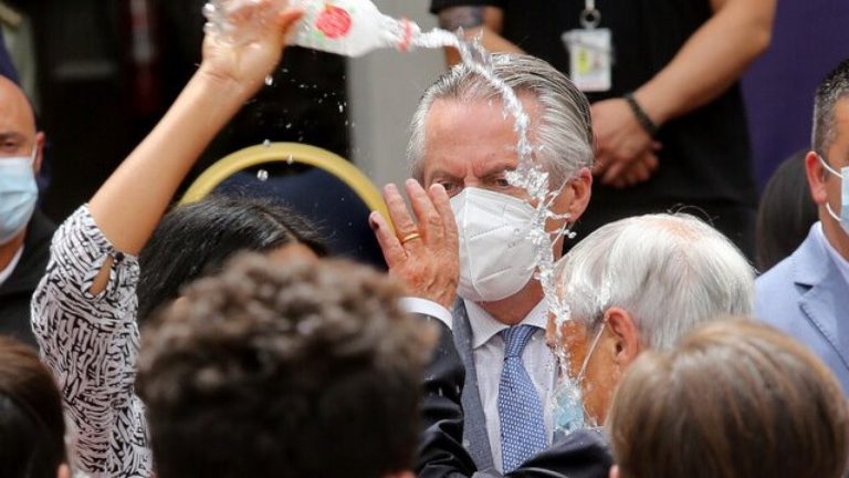 ¡Insólita situación! Mujer le lanzó agua al presidente Piñera durante acto en La Moneda