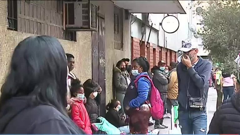 Sistema colapsado: Padres esperaron toda la noche a las afueras de la Seremi de Educación
