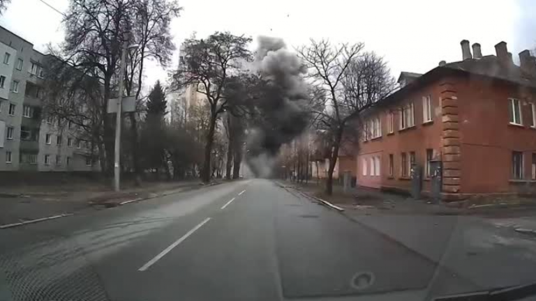 ¡Impactante registro! Hombre grabó el momento exacto de bombardeo en Chernigov