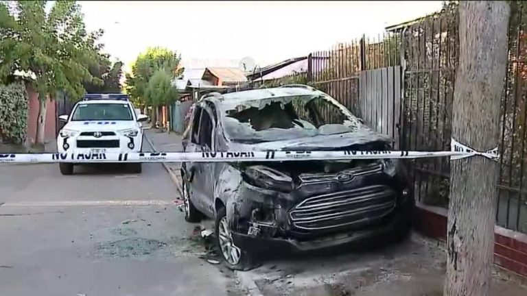 Lo rompió con un hacha y luego lo quemó: Hombre destruyó el auto de su ex pareja