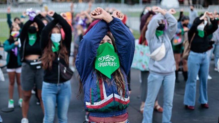 Conmemoración 8M: Mujeres protestaron en el frontis de La Moneda