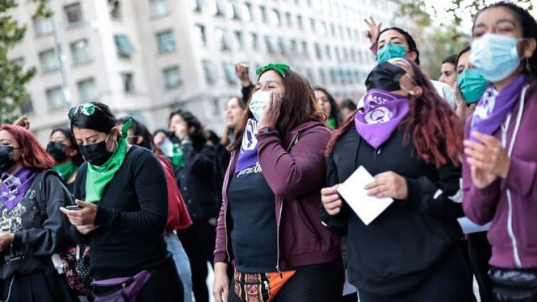 Conmemoración 8M: Mujeres comienzan a reunirse en Plaza Baquedano