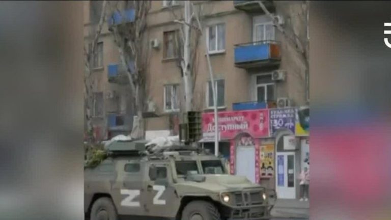 Con disparos al aire y tanques: Tropas rusas prohiben manifestarse a la población ucraniana