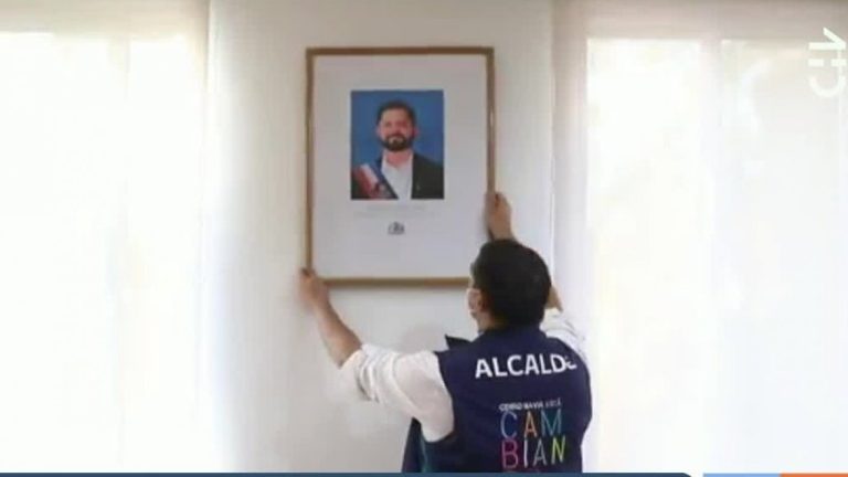 Se adelantó: Alcalde de Cerro Navia reemplazó el retrato presidencial antes de terminar la ceremonia