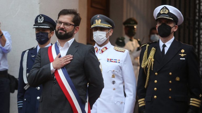 Presidente Gabriel Boric se emociona al recibir honores en su llegada a la Moneda