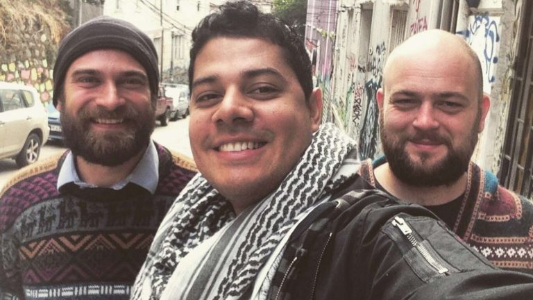 Una relación de a tres por dentro: La historia de poliamor que nació en Chile entre dos polacos y un venezolano