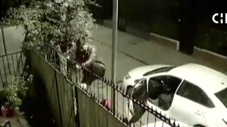 VIDEO: Delincuente entró a una casa para robar las llaves de un vehículo