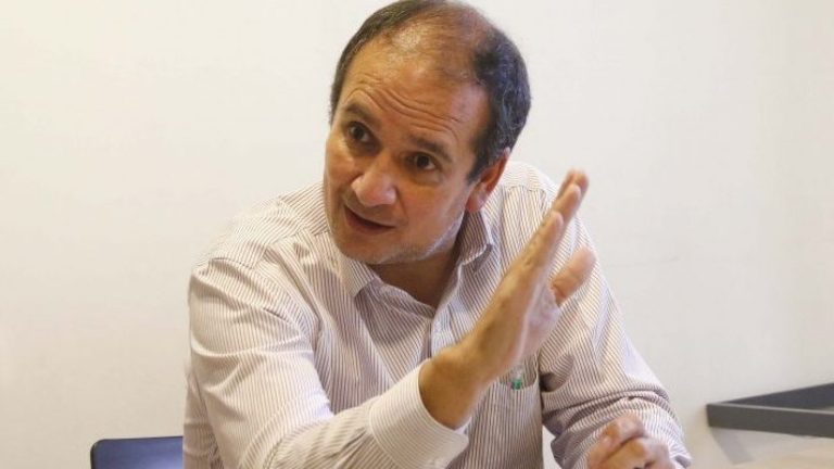 Molestia por hidroeléctrica: Mujer lanzó una botella de agua a gobernador del Biobío