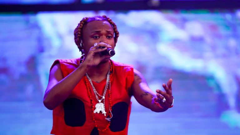 Polimá Westcoast sufrió una descompensación tras presentarse en Lollapalooza: Fue sacado en ambulancia