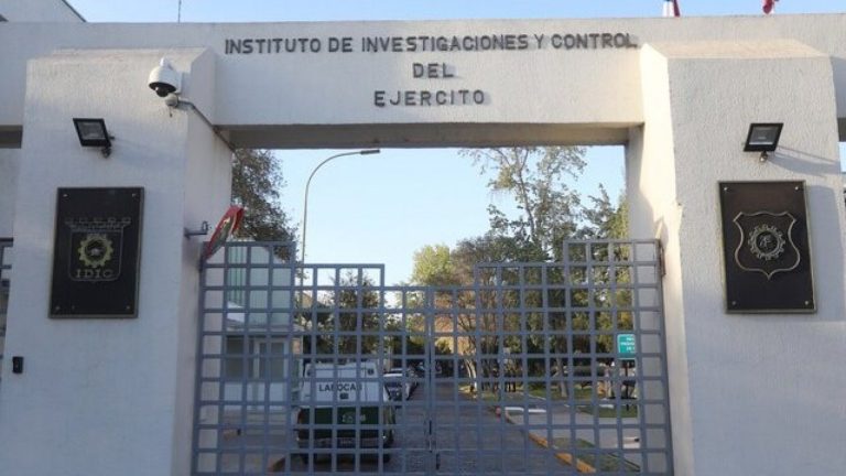 Funcionario civil detenido: Más de 50 armas fueron robadas desde un recinto militar