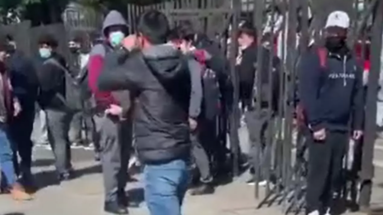 Menor era golpeado por un grupo: Padre defendió a su hijo con un arma de fogueo