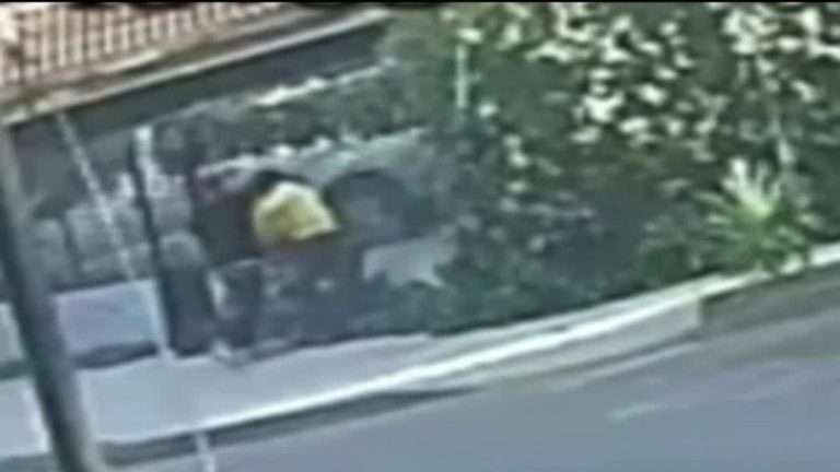 Huyó en una camioneta: Ladrón se escondió para asaltar a una mujer