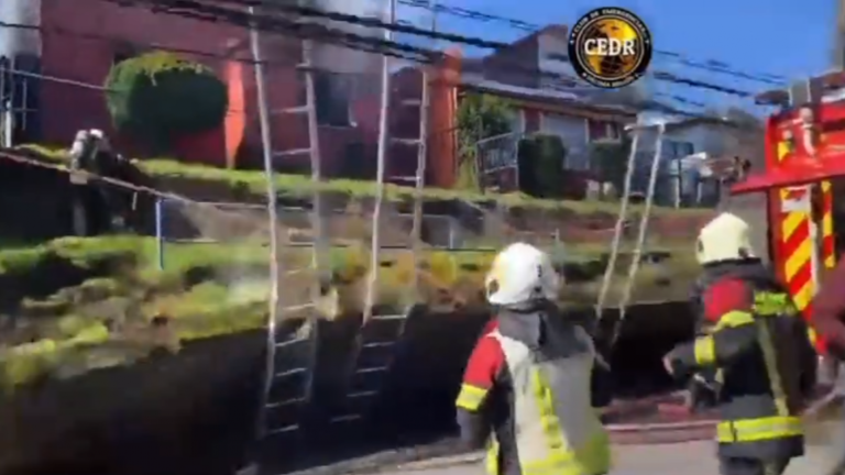 Bomberos apagaban incendio: Video muestra momento exacto de peligrosa caída de muro en Puerto Montt