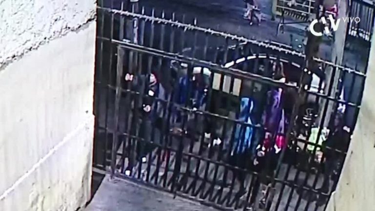 Buscaban venganza: Turba atacó pasaje en Estación Central derribando puertas y rejas