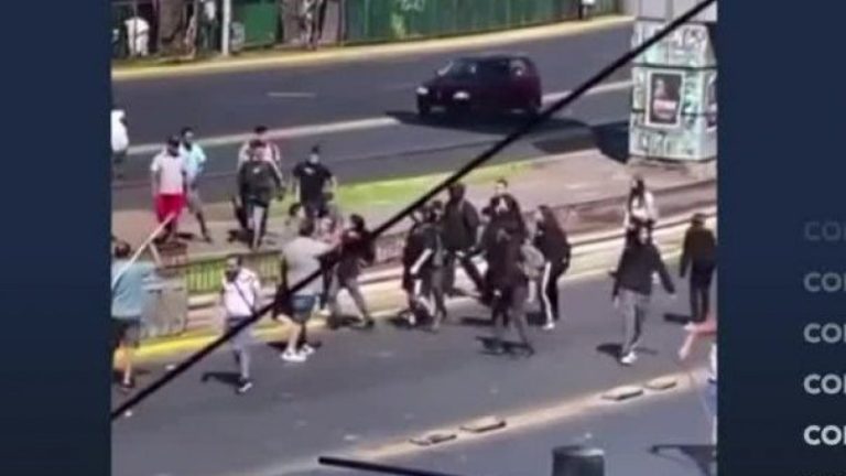 Estación Central: Estudiante atacado por comerciantes ambulantes sigue en riesgo vital