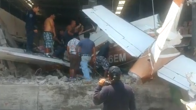 Avión se estrella en centro comercial de México: Habrían fallecidos y personas lesionadas