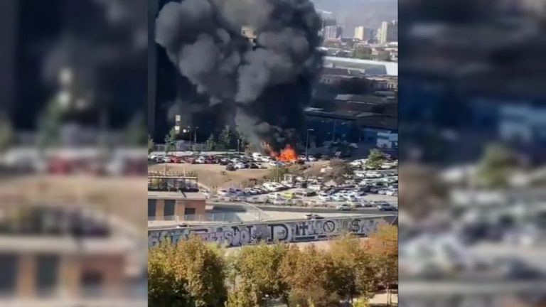 Incendio afectó a vehículos en Independencia: Fuego ya fue controlado por Bomberos