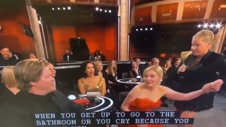 ¿Estaba en el guión? Kirsten Dunst y el incómodo momento que debió soportar en los Oscar que pasó desapercibido
