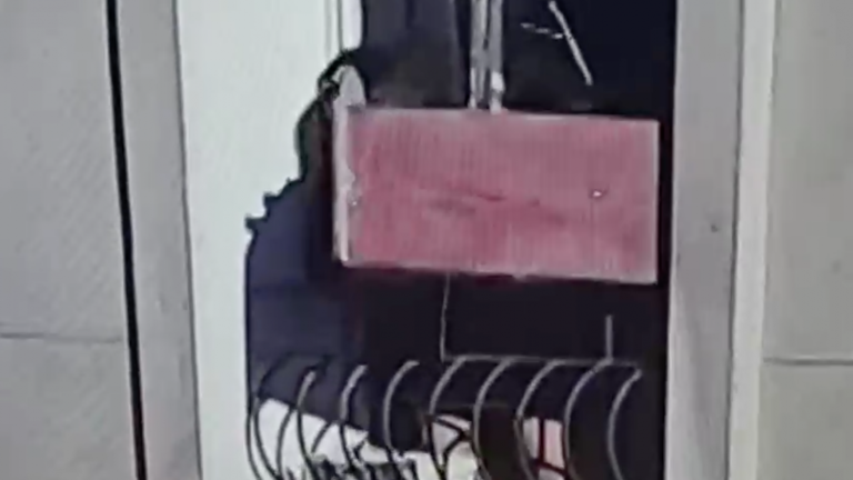 Videos muestran a jóvenes tirando muebles desde departamento: Habrían agredido a residentes