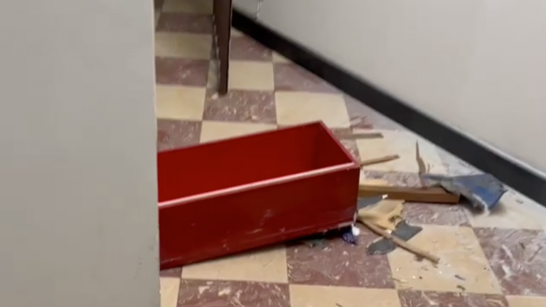 Así quedó el edificio tras irrupción de secundarios en departamento: Arrojaron muebles y agredieron a residente