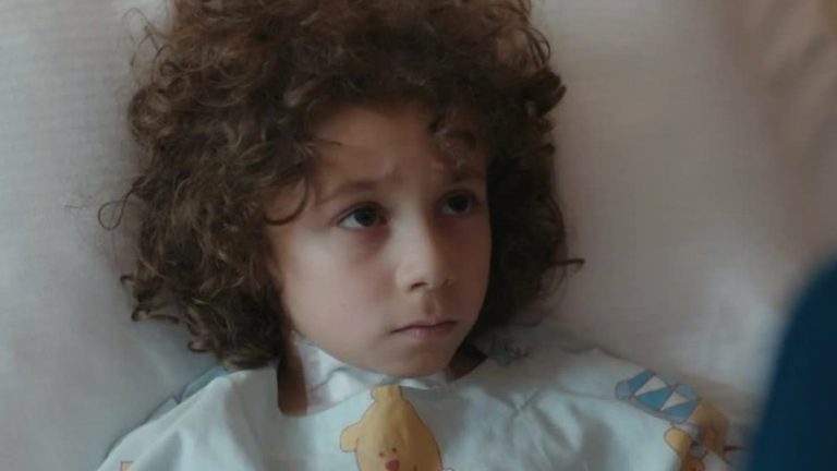 ¡Se comunicó con lenguaje de señas! Ali logró que se realice la operación a las cuerdas vocales a un niño