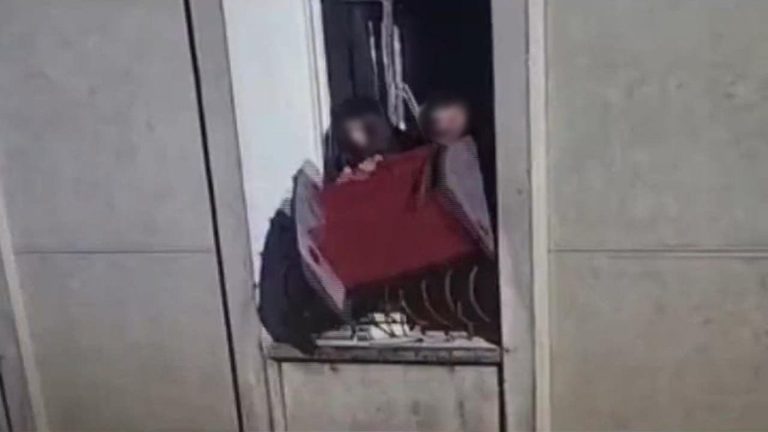 Turba atacó departamento: Lanzaron muebles desde el quinto piso durante protestas