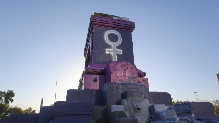Día de la Mujer: Plaza Baquedano amaneció pintada morada por la conmemoración del 8M