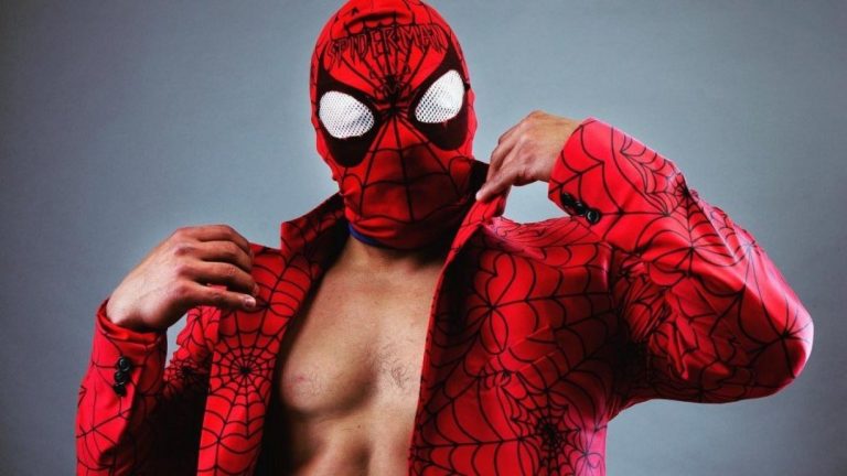 Sensual Spiderman se defiende tras ser funado por enviar fotos 