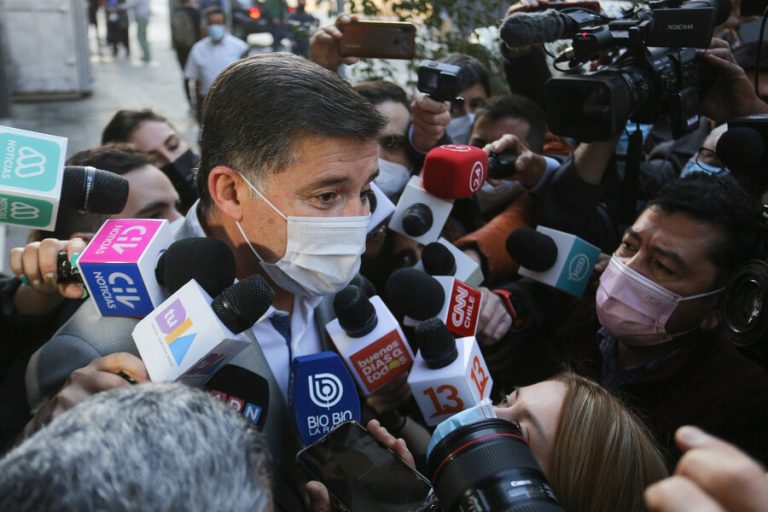 Ex comandante Martínez quedó detenido provisoriamente tras guardar silencio