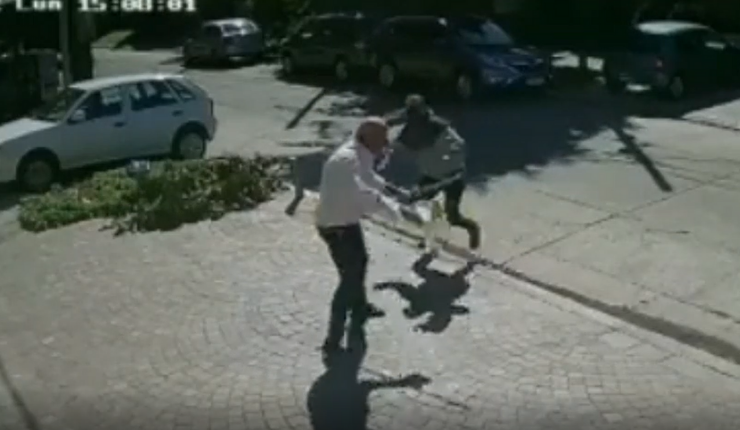 Delincuente salió arrancando: Adulto mayor repelió un asalto con un palo de escoba