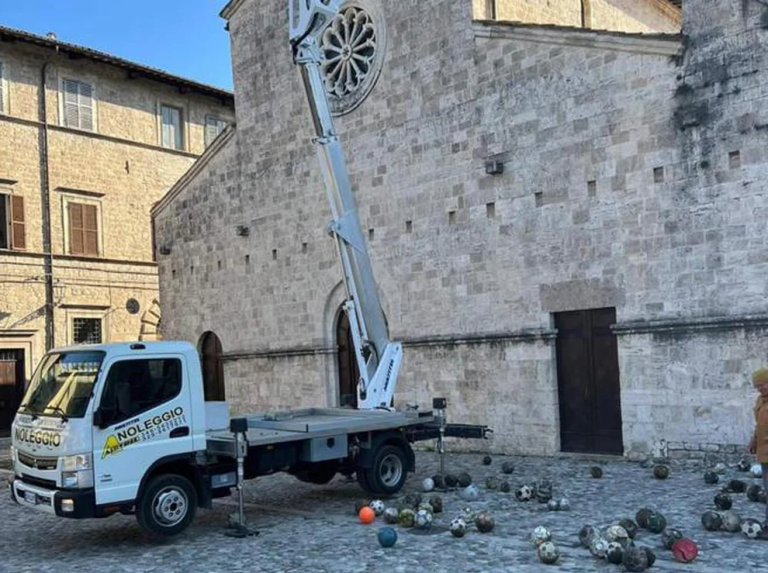 Más de 50 pelotas de fútbol perdidas aparecieron en el techo de una iglesia de Italia: Había una Tango del 78