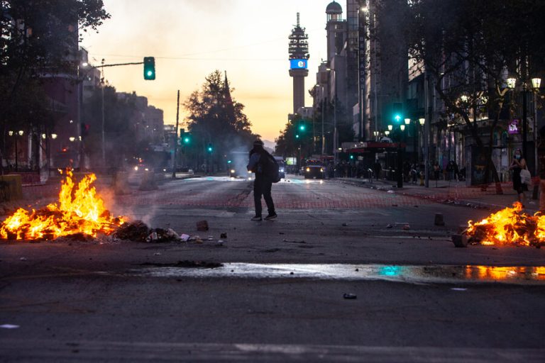 Mujer fue atropellada por vehículo de Carabineros en medio de protestas en Plaza Italia