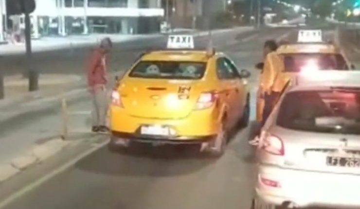 En pleno semáforo: Taxista le disparó en el pie a otro conductor tras confuso incidente
