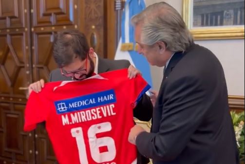 Pdte. Fernández le regaló a Boric una polera de Mirosevic y un disco de Charly García
