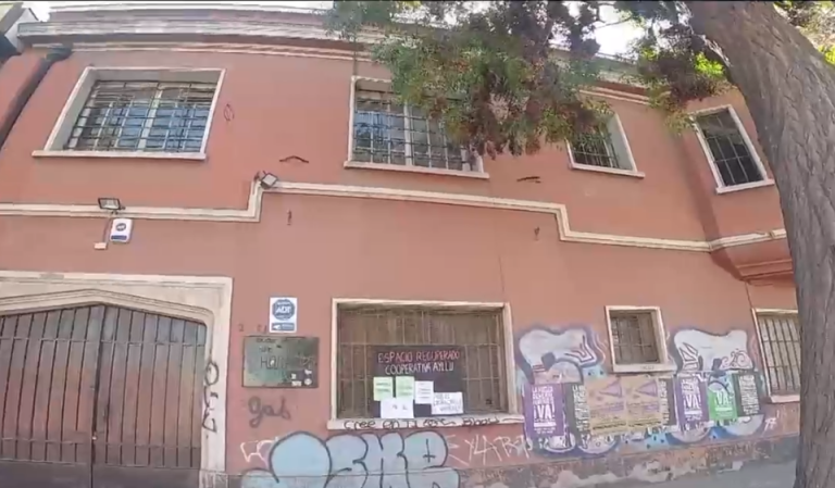 Se toman histórica casona de la Teletón a 150 metros de la casa del presidente Gabriel Boric