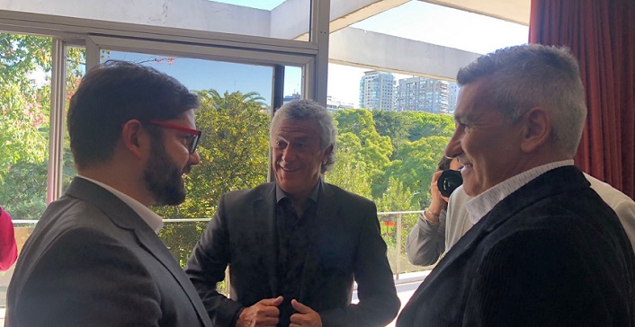 “Gran charla”: Pdte. Gabriel Boric se reunió con históricos jugadores de Universidad Católica en Argentina