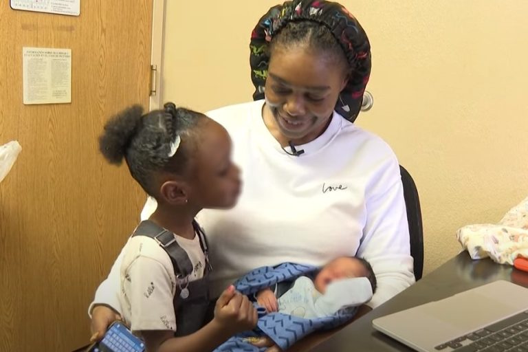 Mujer pensó que estaba enferma del estómago, fue al baño y dio a luz a su hijo en un hotel