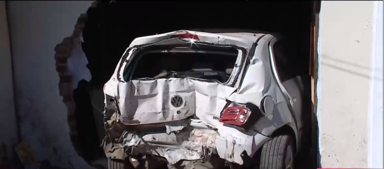Auto se incrustó en el dormitorio de una casa tras choque de un conductor en estado de ebriedad