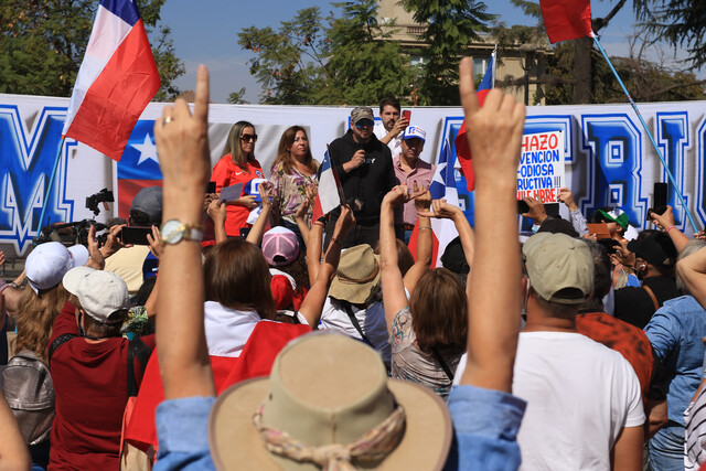 Liderada por Pancho Malo y Johannes Kaiser: Realizan la primera manifestación por el Rechazo en Providencia
